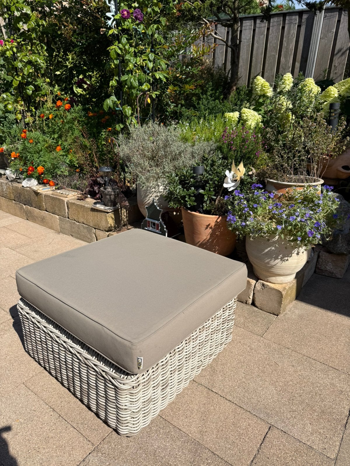 Hocker van Wicker met kussen all weather, Ophalen, Zo goed als nieuw