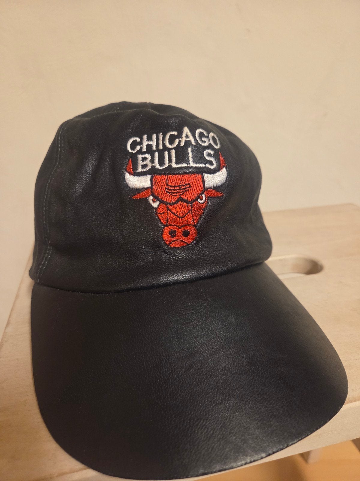 Zwarte leren Chicago Bulls pet, Pet, Chicago Bulls, Gedragen, One size fits all