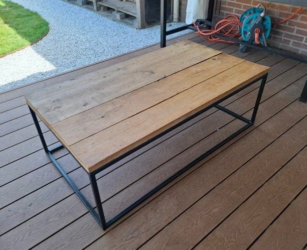 Salontafel: zwart stalen onderstel, houten blad, Huis en Inrichting, Tafels | Salontafels, Ophalen, Gebruikt, 100 tot 150 cm, 50 tot 100 cm
