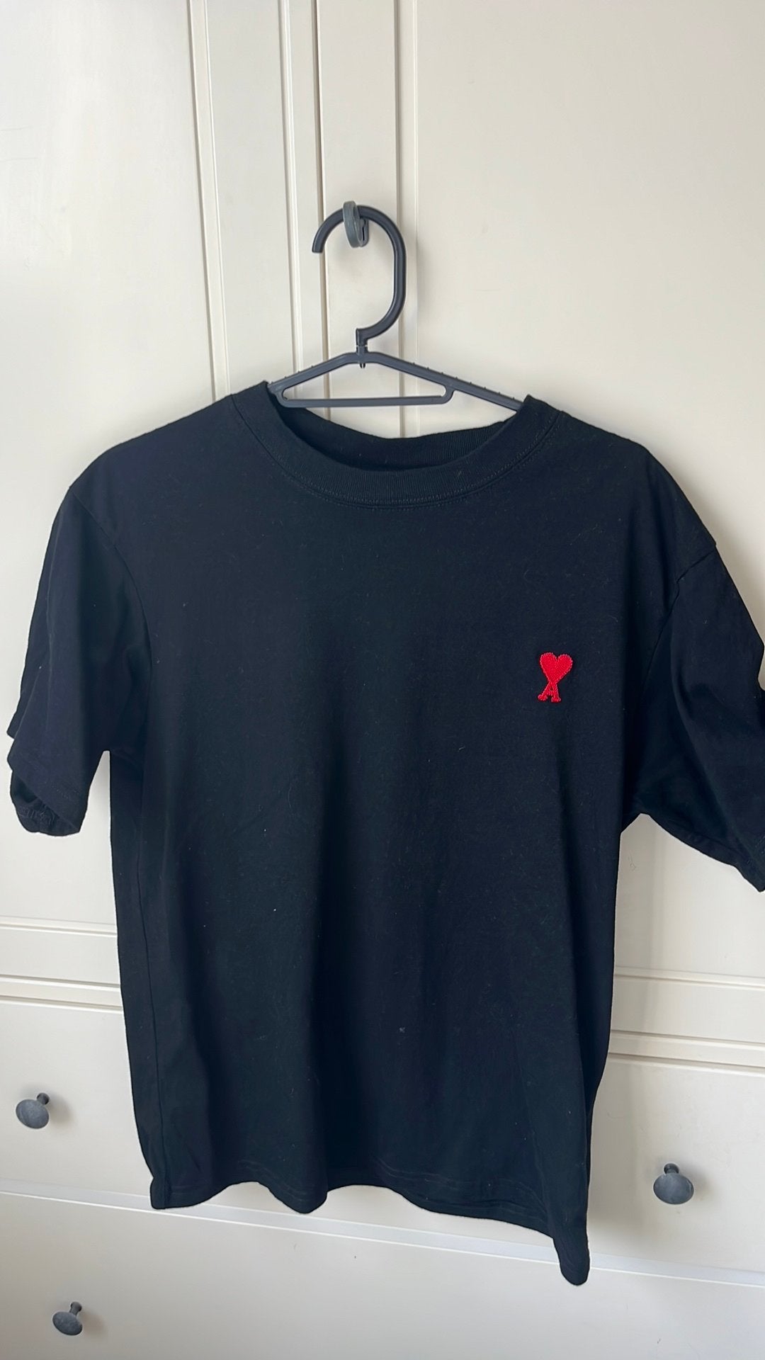 Ami Paris T-shirt Zwart met Rood Hartje, Kleding | Dames, Maat 38/40 (M), Verzenden, Zwart, Zo goed als nieuw