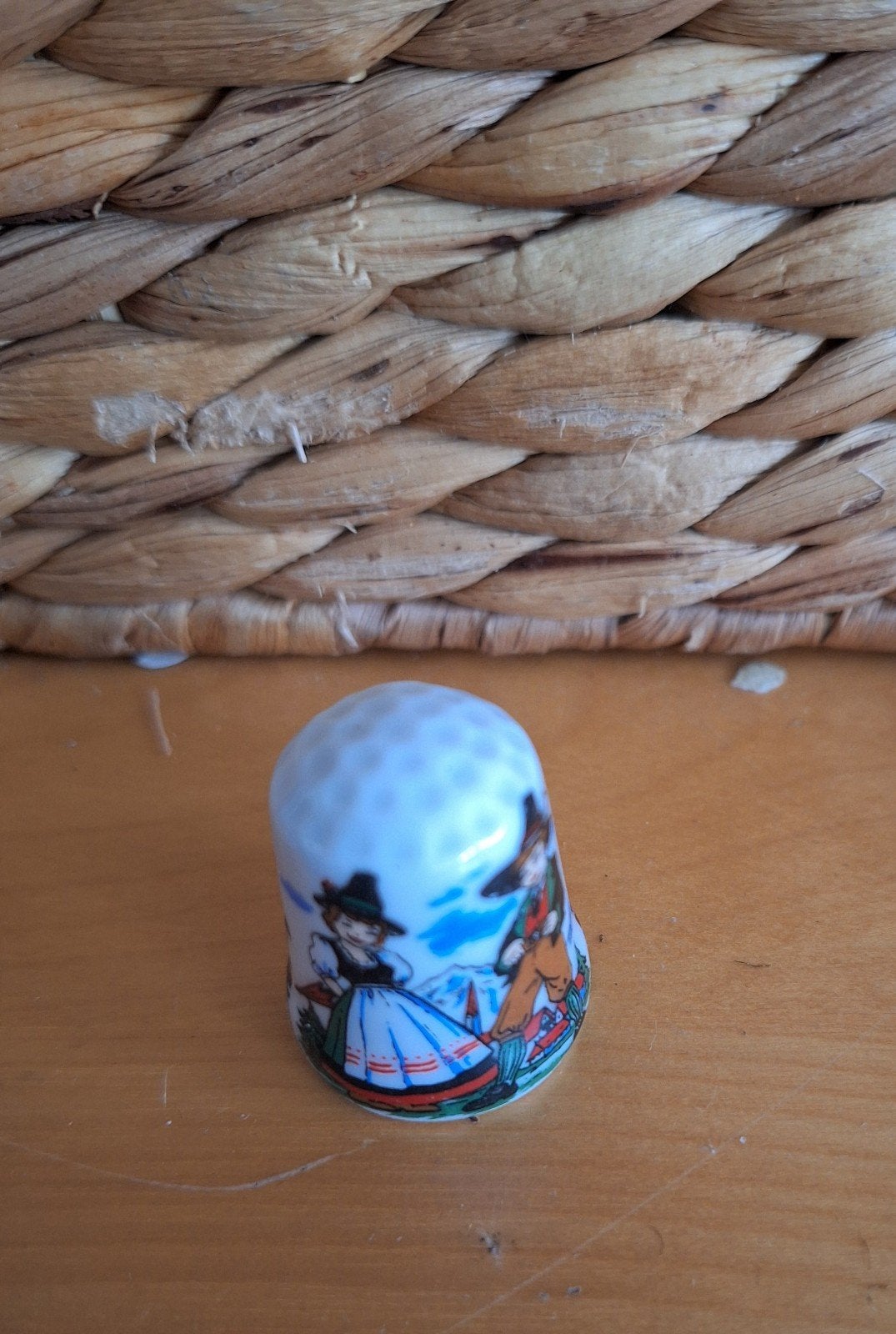 Vingerhoedje met traditionele klederdracht, Verzamelen, Ophalen of Verzenden, Zo goed als nieuw