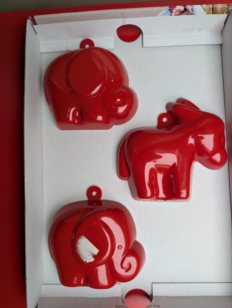 Drie rode hard-plastic puddingvormpjes, Ophalen of Verzenden, Zo goed als nieuw, Taarten, Bakvorm