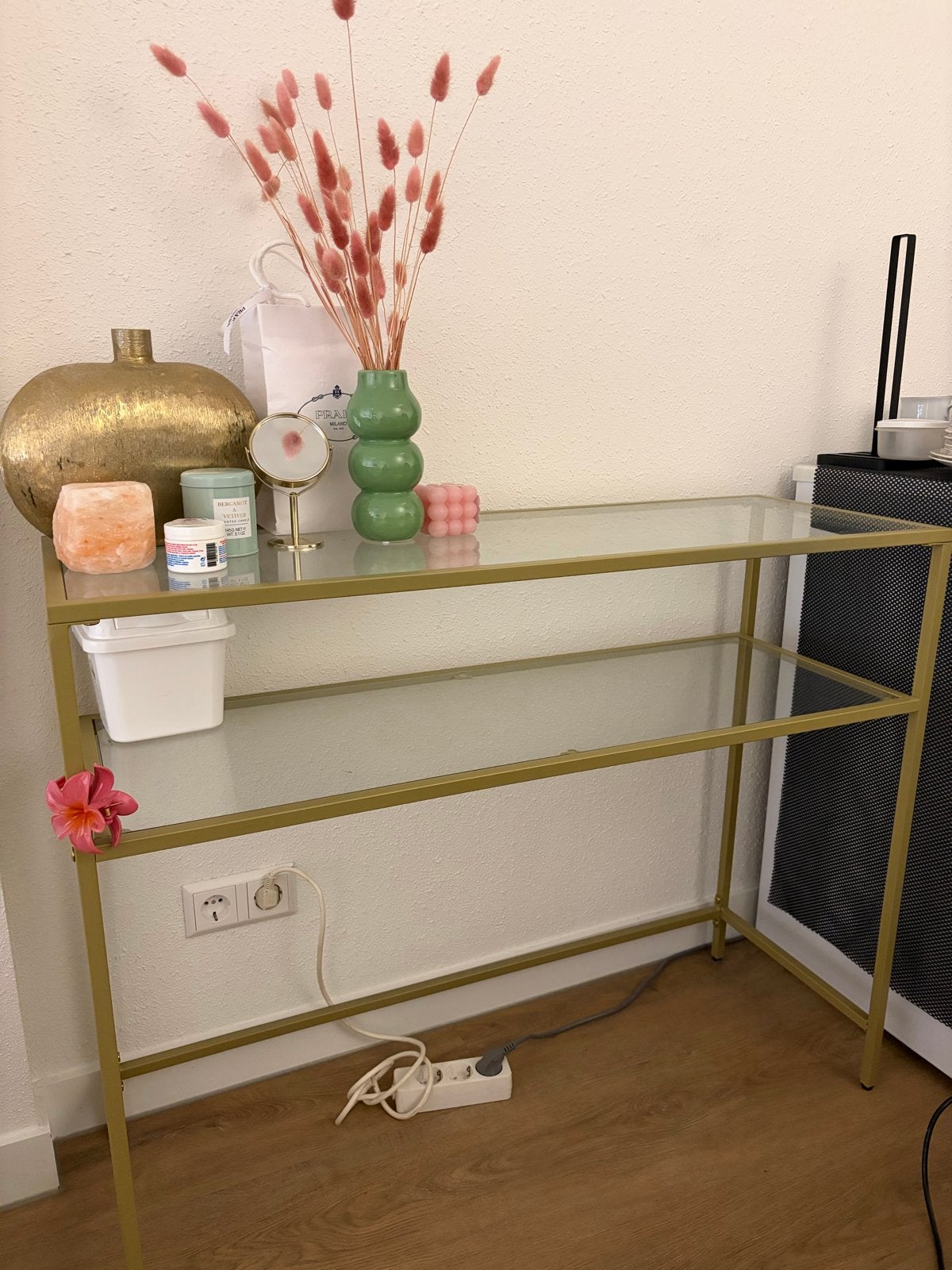 Gouden dressoir tafel met glazen planken, Ophalen, 100 tot 150 cm, Zo goed als nieuw, Metaal