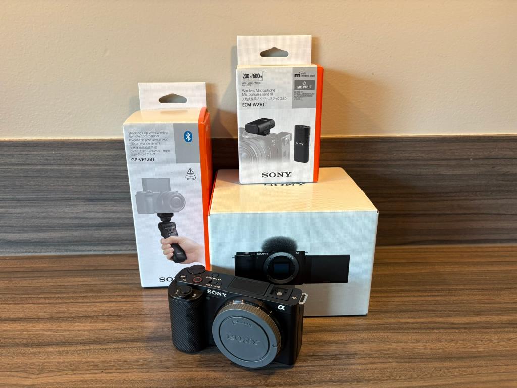 SONY ZV-E10 - CREATOR KIT MADE FOR VLOGGING - 120 FPS VIDEO, Spiegelreflex, Ophalen of Verzenden, Zo goed als nieuw, Sony