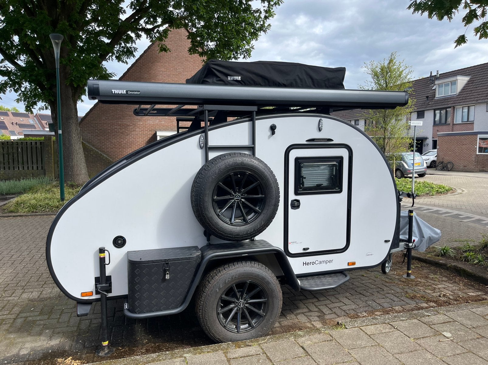 HeroCamper Columbus (2025) met uitbreidingen | Nieuwstaat, Caravans en Kamperen, Vast bed, 750 - 1000 kg, Particulier, 4 tot 5 meter