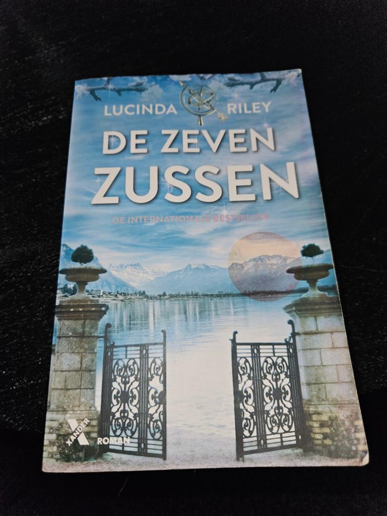 De Zeven Zussen - Lucinda Riley (Paperback), Ophalen of Verzenden, Gelezen, Lucinda Riley