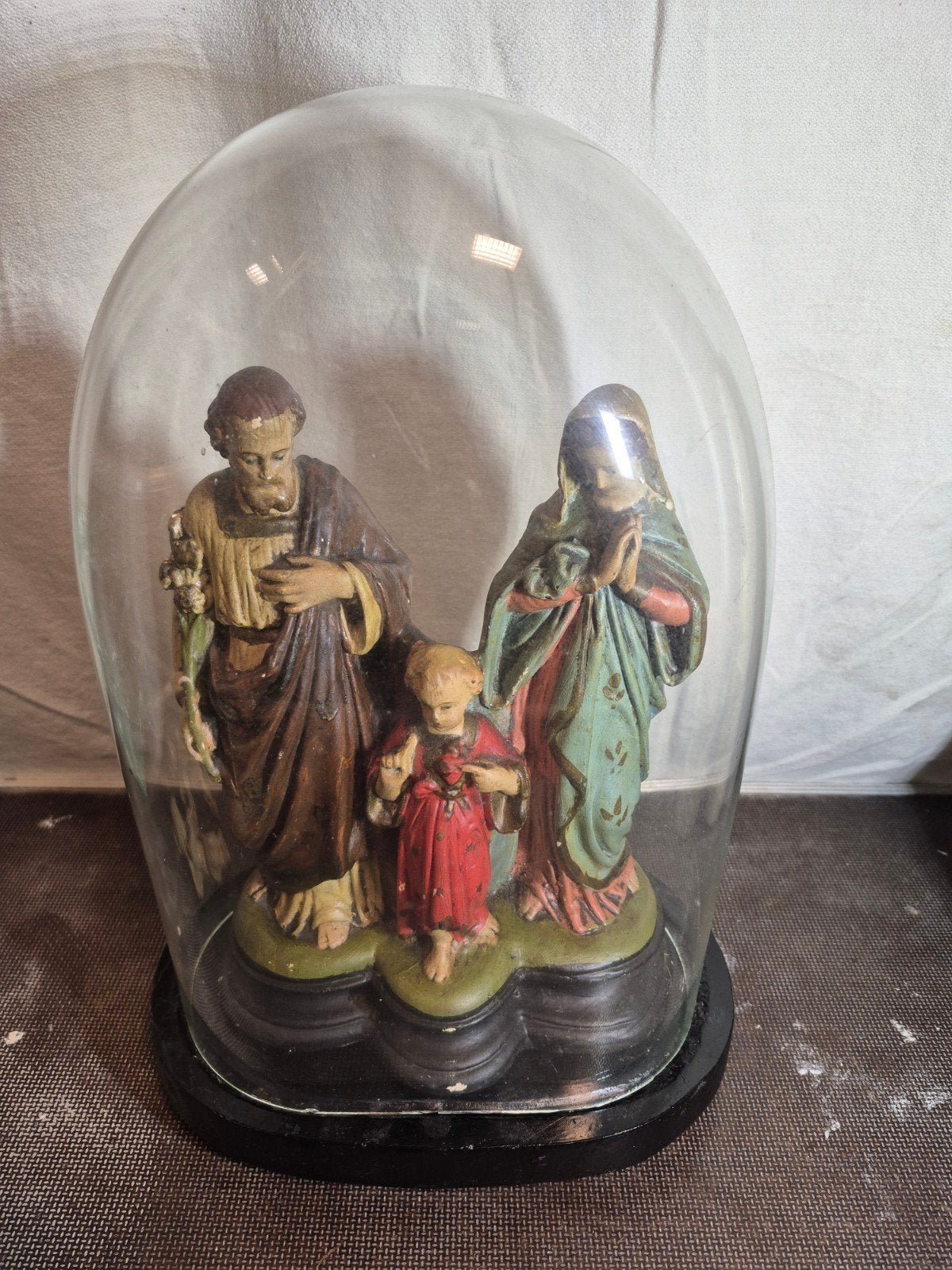 Antiek Gipsen Beeld Heilige Familie onder Stolp, Antiek en Kunst, Antiek | Religie, Ophalen of Verzenden