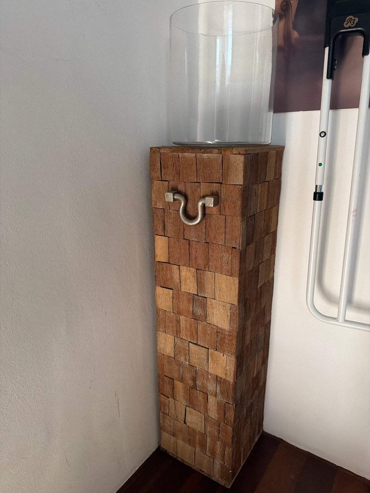 Houten zuil met glazen windlicht en zilveren accenten, Ophalen, Gebruikt
