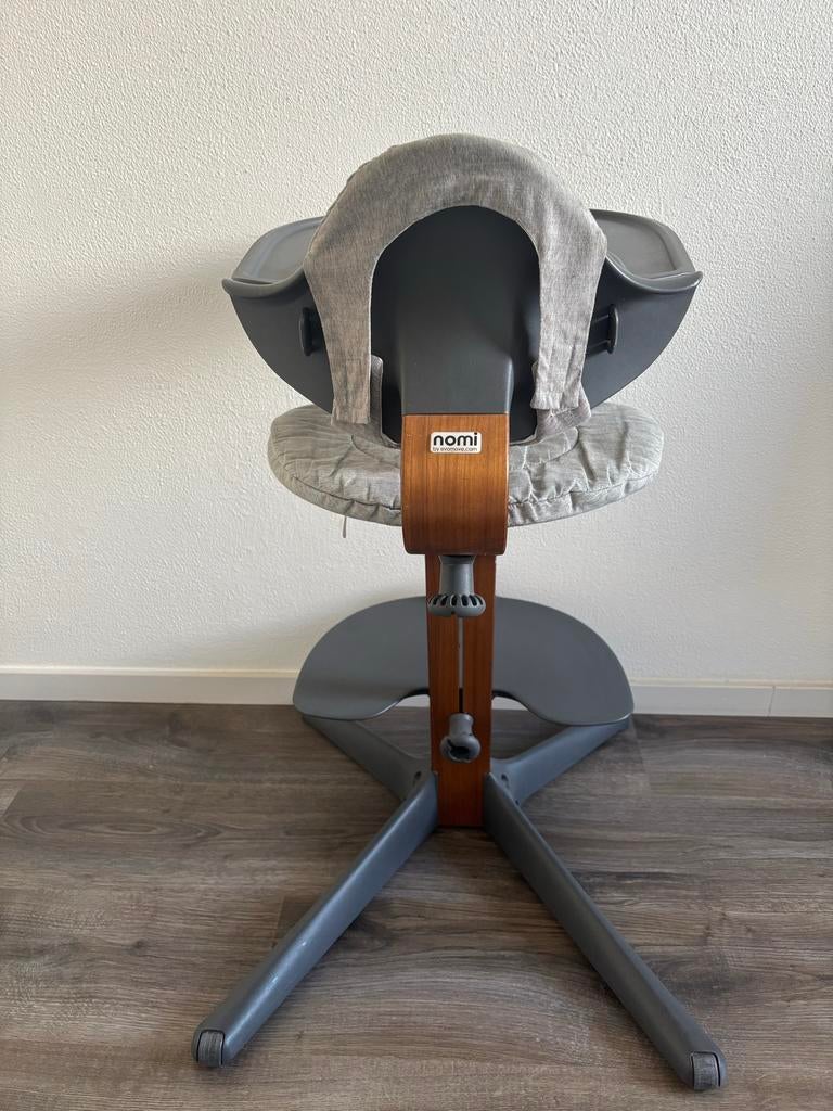Nomi kinderstoel met eetblad en kussens, Kinderen en Baby's, Kinderstoelen, Ophalen of Verzenden, Gebruikt, Meegroeistoel, Afneembaar eetblad