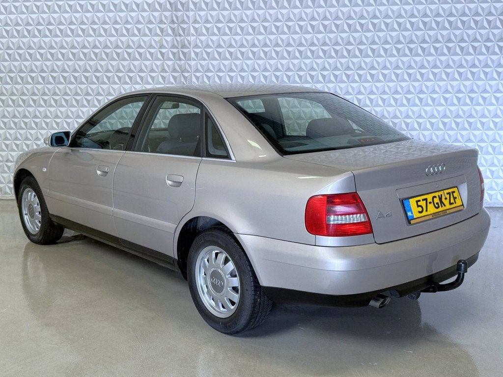 Audi A4 Limousine 1.6 Advance voor de liefhebber?! 172.000km, Auto's, Audi, 101 pk, Gebruikt, 4 cilinders, A4