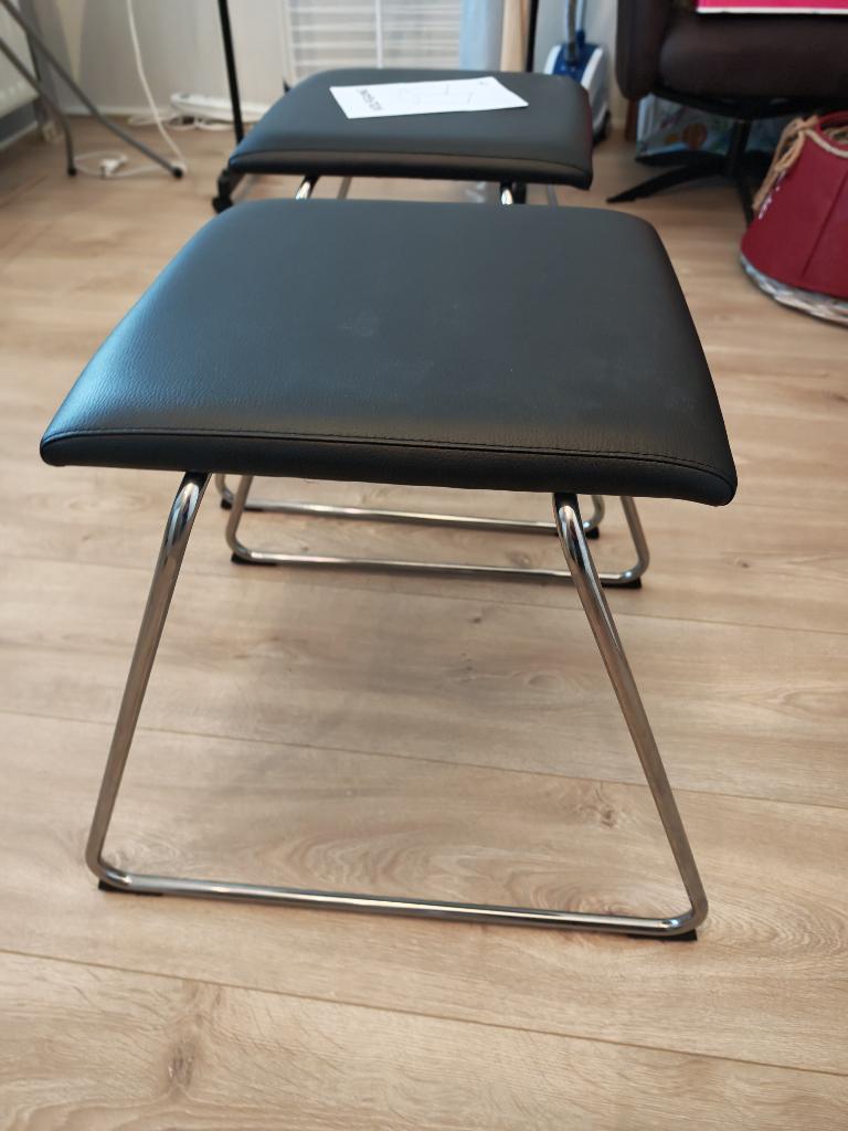 Ikea Volfgang lage kruk zwart pu leer/metaal (2 st), Huis en Inrichting, Ophalen, Zo goed als nieuw, Overige materialen