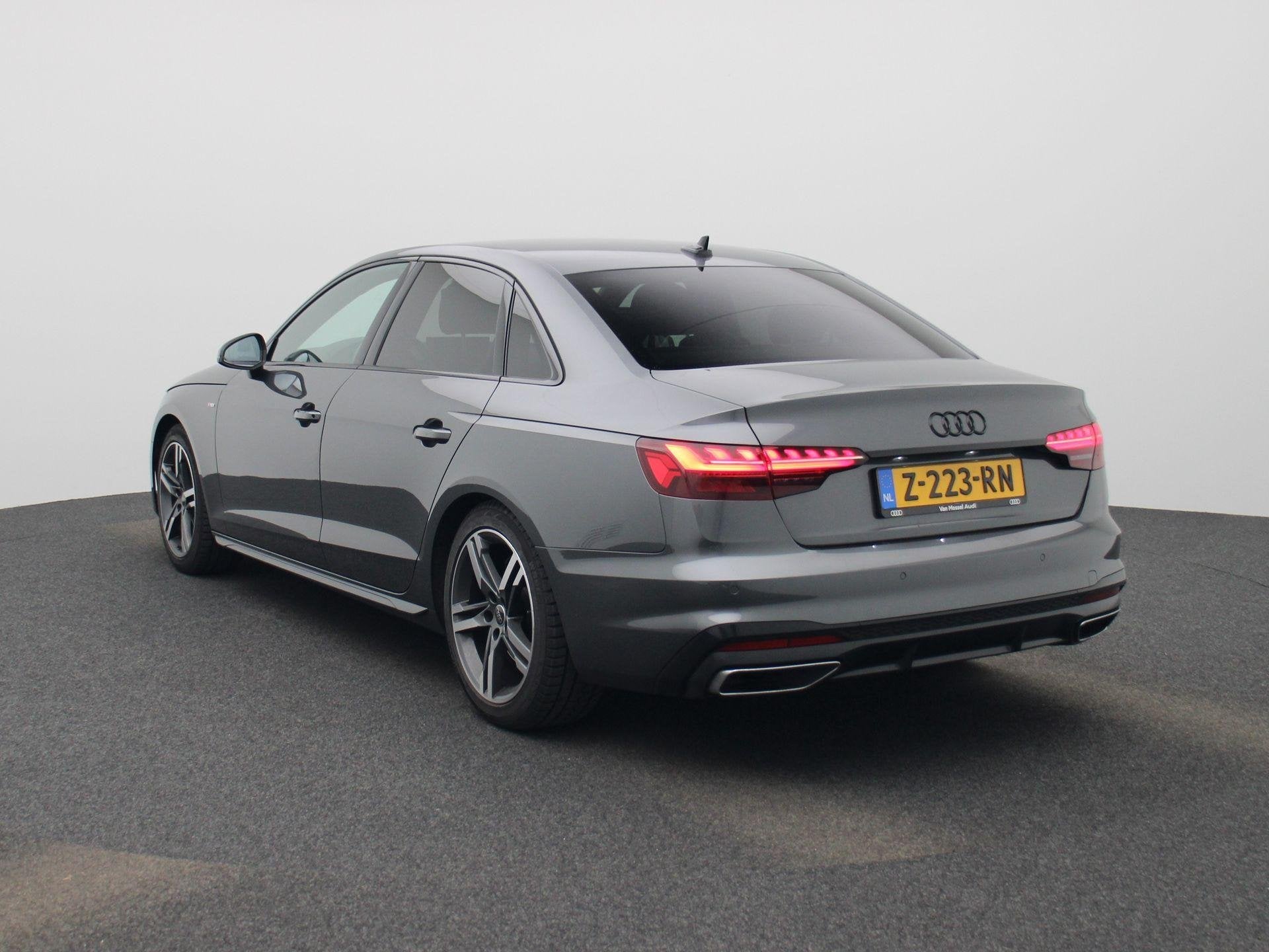 Audi A4 Limousine 35 TFSI S edition Competition l Demo l Cru, 12 maanden, 4 cilinders, Origineel Nederlands, Sedan