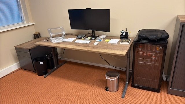Ahrend bureau, vergadertafel en dossierkast, Vergader- of Presentatieruimte, Ophalen, Gebruikt, Complete inventaris