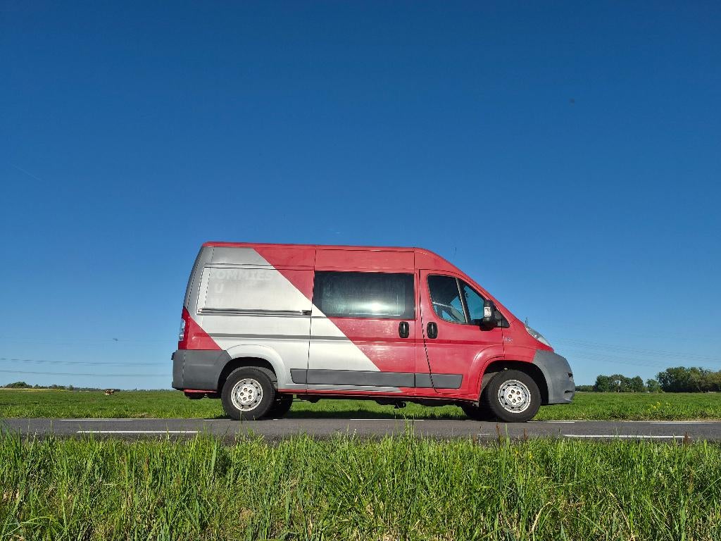 Moderne Off-Grid Zelfbouw Camper (Fiat Ducato 2.3L Euro 5), Chemisch toilet, Buscamper of Camperbus, Fiat, Afzuigkap