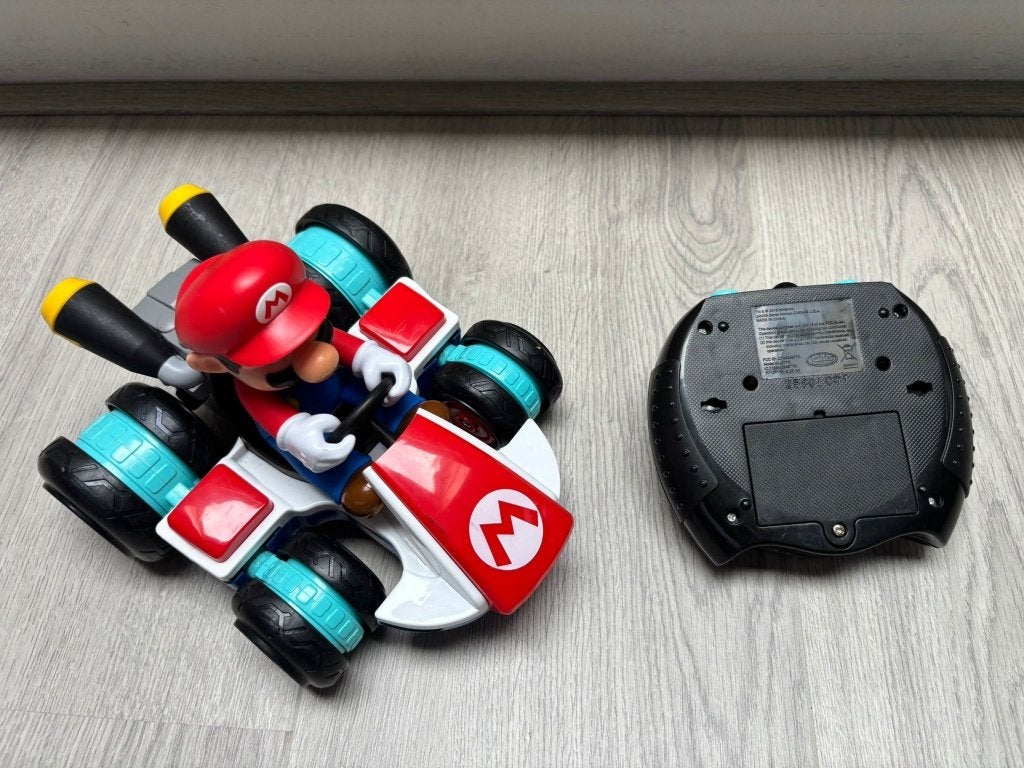 Mario Kart afstandbestuurbare auto - Defect, Ophalen of Verzenden, Gebruikt, Overige schalen, Auto onroad