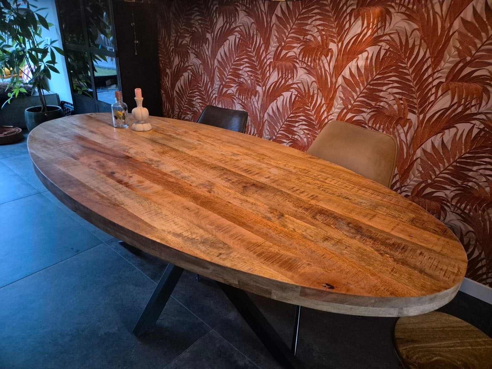 Ovale eettafel van mangohout met zwart metalen onderstel, Overige houtsoorten, 100 tot 150 cm, 200 cm of meer, Industrieel, Modern