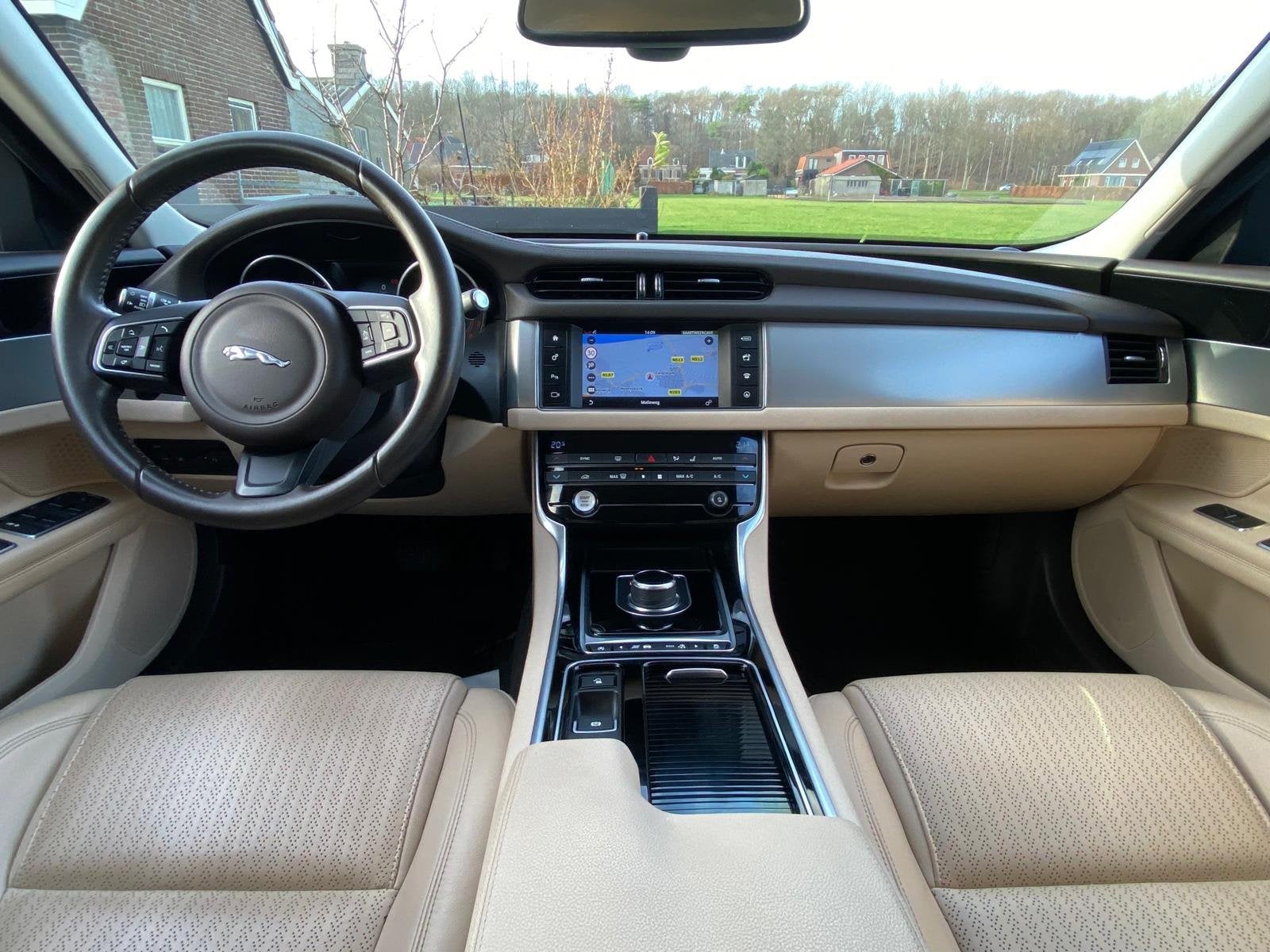 Jaguar XF 2.0 Portfolio Leder-Int NAVI CAMERA 241PK Org-NL C, Auto's, Achterwielaandrijving, Gebruikt, 4 cilinders, Zwart