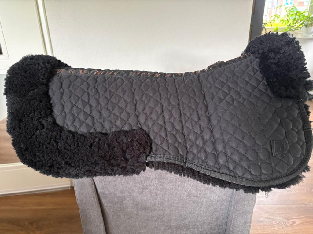 Nog mooi zadelbontje van schapenvacht, zwart, Gebruikt, Overige merken, Cob (M), Overige typen