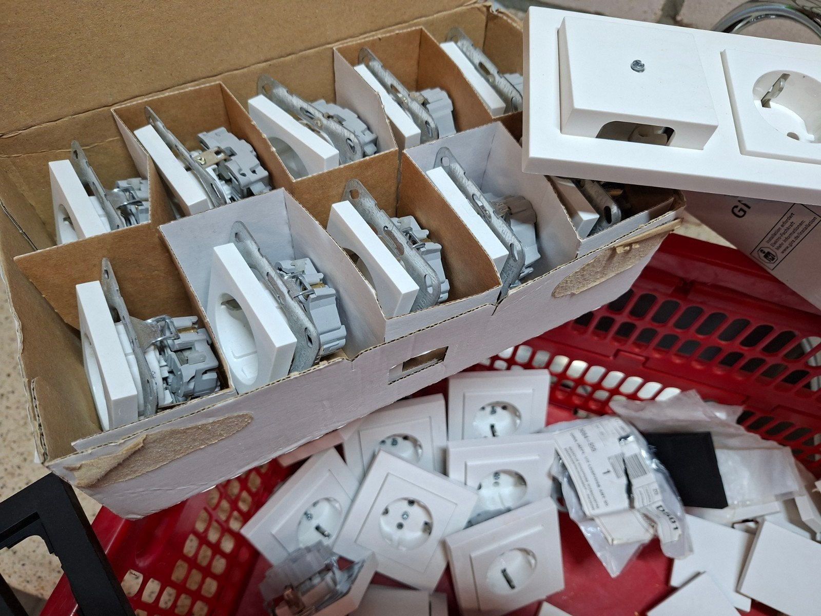 Gira System 55 materialen, Doe-het-zelf en Verbouw, Elektra en Kabels, Ophalen of Verzenden, Nieuw, Gira, Stopcontact