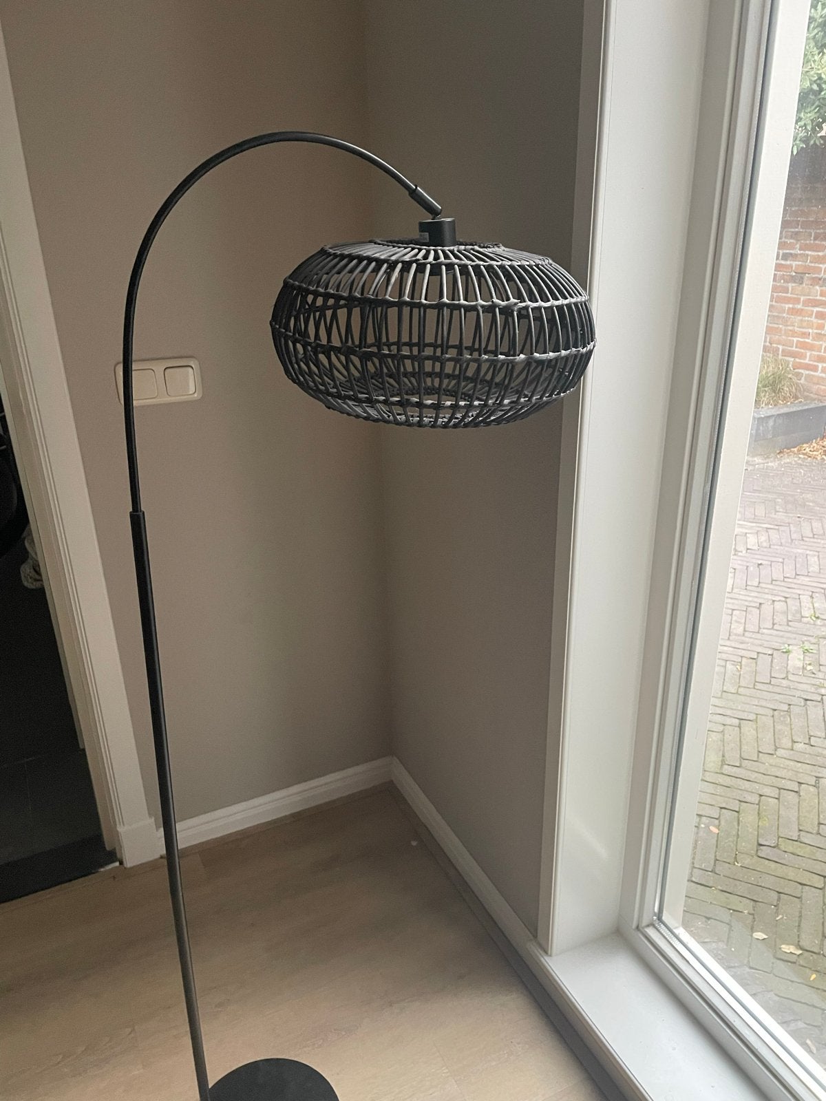 Zwarte Booglamp met Rotan Kap, Huis en Inrichting, Gebruikt, Metaal, 150 tot 200 cm, E27 (groot)