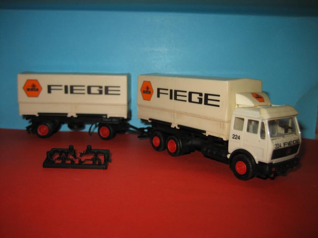 Fiege  MERCEDES combi  met afzetbakken  Herpa/Albedo, Ophalen of Verzenden, Zo goed als nieuw, Bus of Vrachtwagen, Herpa
