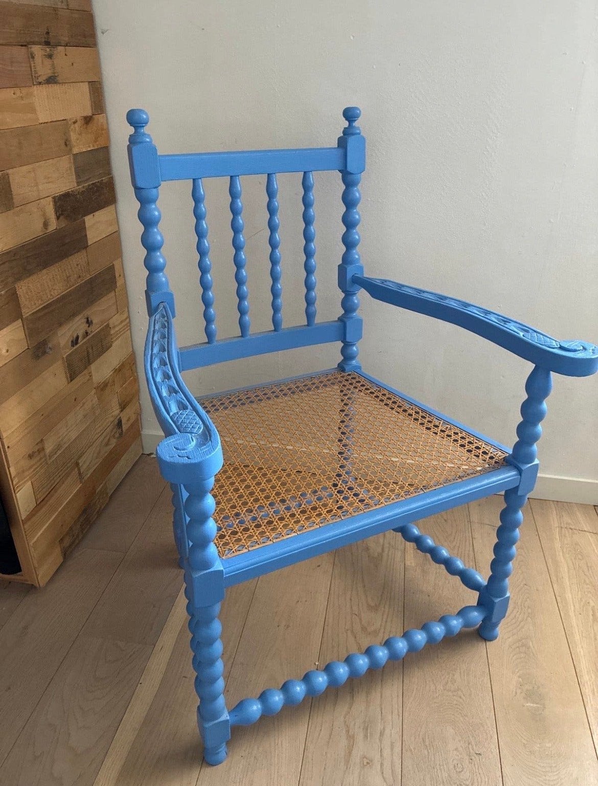 Vrolijke blauwe stoel met rotan zitting, Ophalen, Gebruikt, Blauw, Eén