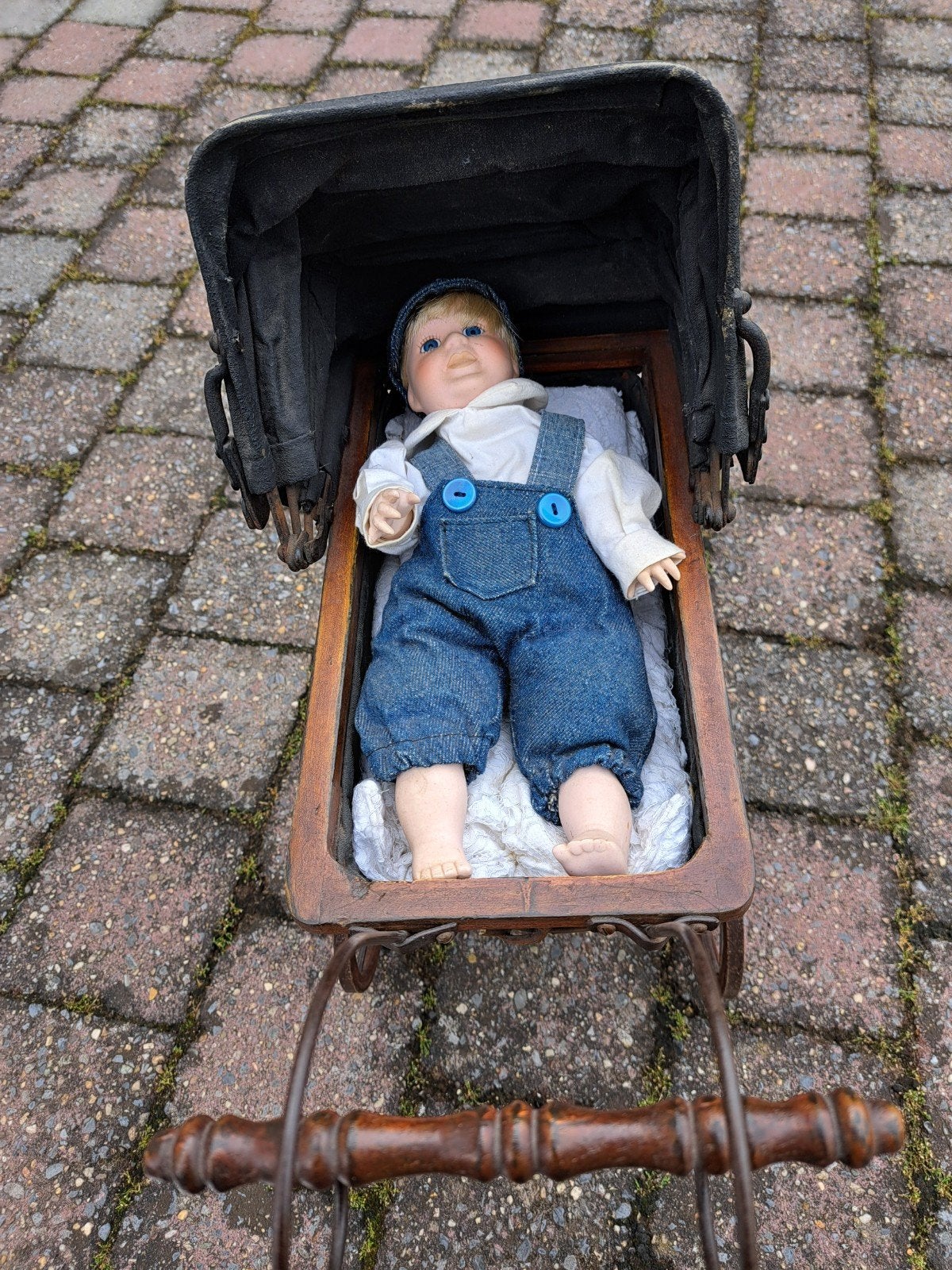 Antieke poppenwagen met pop - decoratief item, Ophalen of Verzenden, Gebruikt, Overige typen