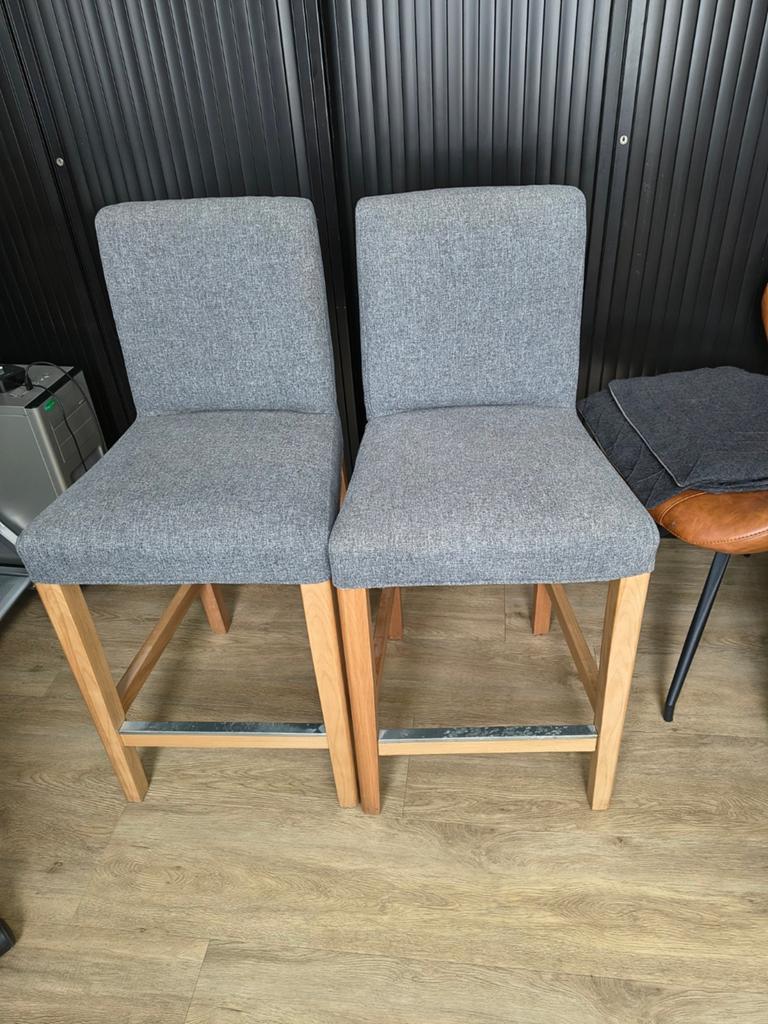 Set van 2 grijze barkrukken met houten onderstel gratis, Ophalen, Gebruikt, Met voetsteun, 90 cm of meer