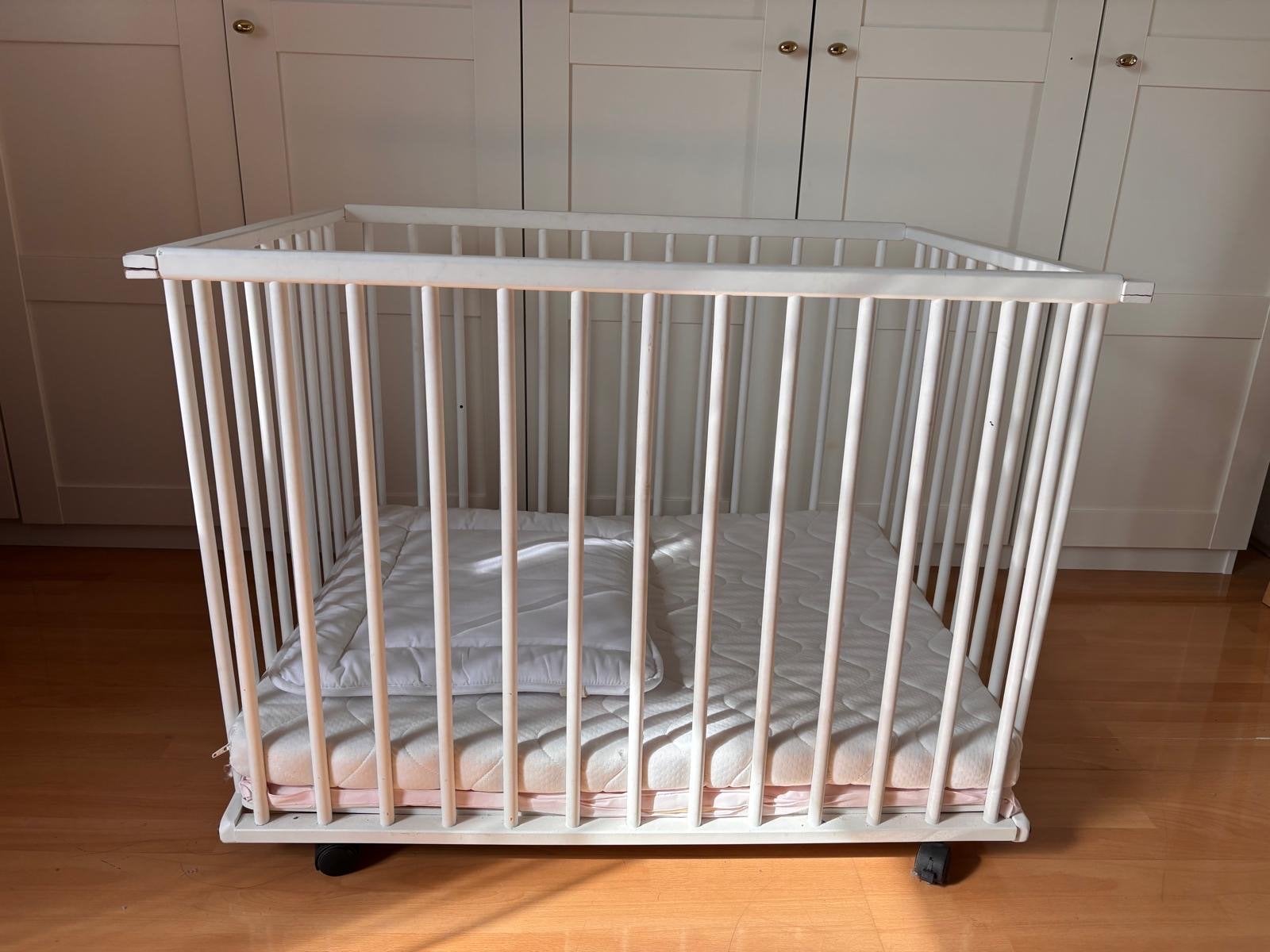 Witte houten babybox met wieltjes en verstelbare bodem, Ophalen, Gebruikt, Vierkant, In hoogte verstelbaar