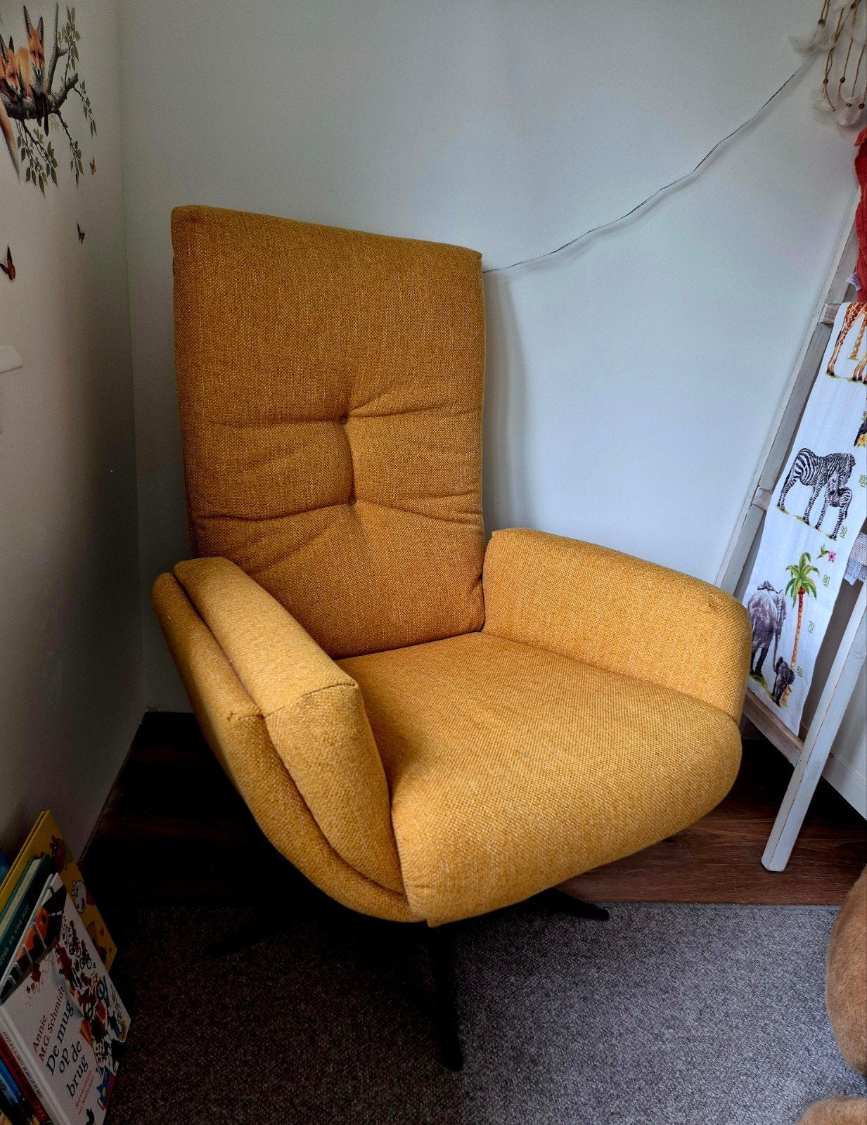 Currykleur Relaxfauteuil mét voetkruk., Ophalen, Minder dan 75 cm, Zo goed als nieuw, Stof