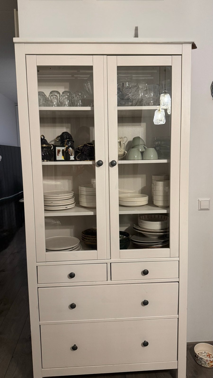 Mooie Hemnes vitrinekast - snel ophalen!, Ophalen, 50 tot 100 cm, Zo goed als nieuw, Met lade(s)