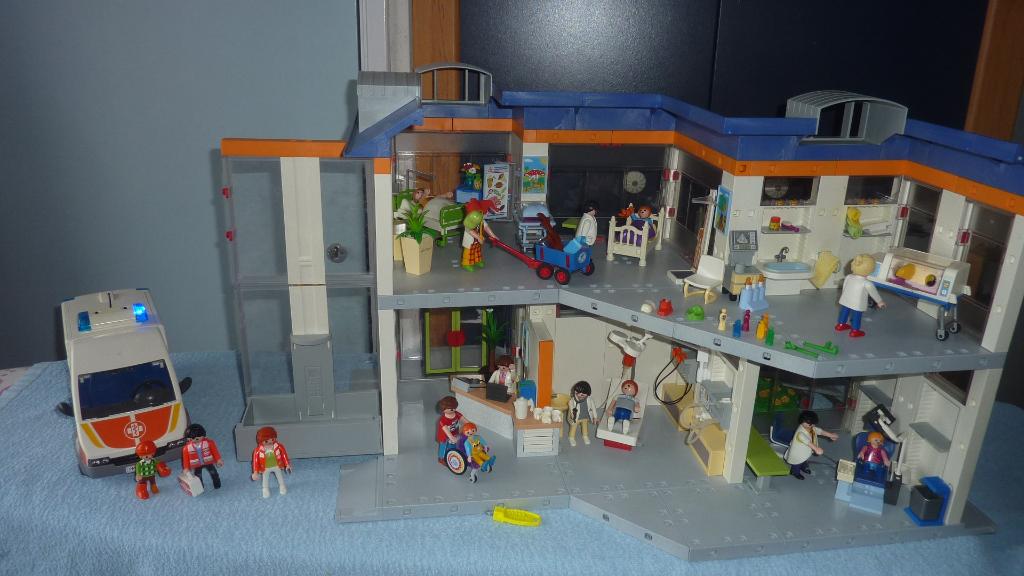 mooi playmobil ziekenhuis met ambulance couveuse en rolstoel, Ophalen of Verzenden