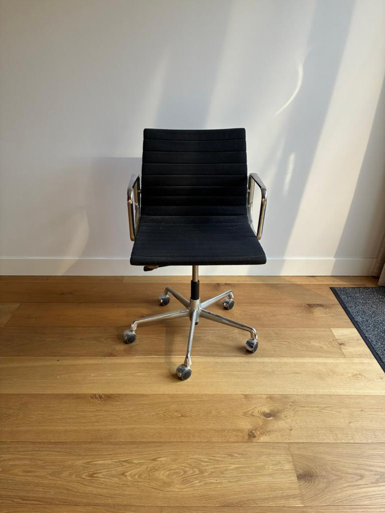 Vitra Eames EA 117 bureaustoel zwart hopsak - chroom, Huis en Inrichting, Bureaustoelen, Ophalen, Zo goed als nieuw, Zwart, Bureaustoel