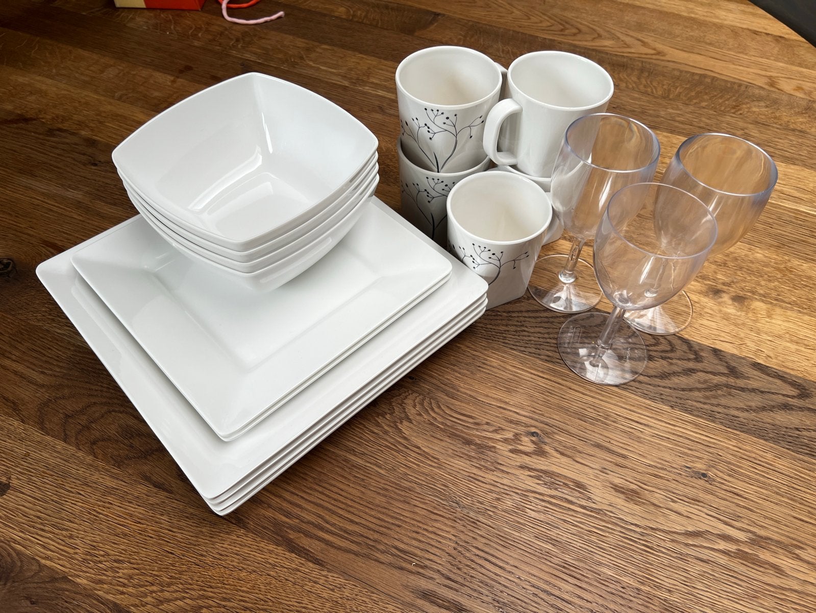 Wit campingservies met zwart takjesmotief en glazen, Ophalen of Verzenden, Gebruikt
