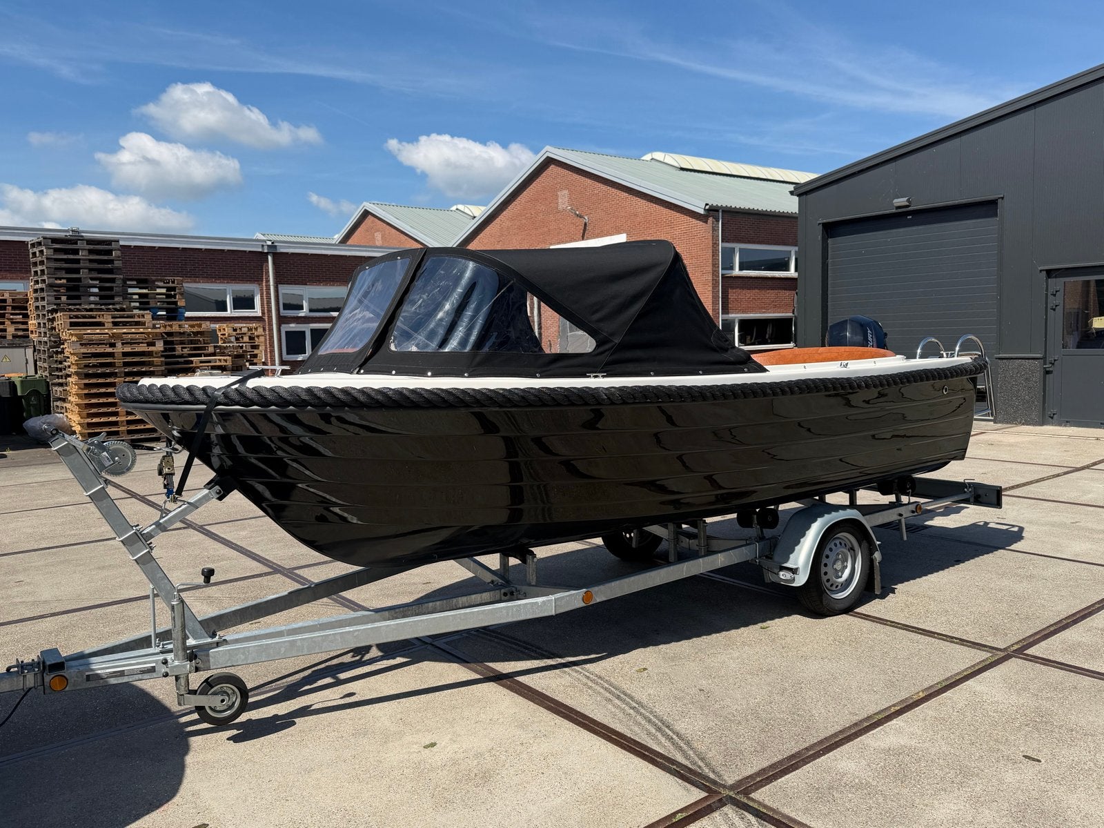 Stijlvolle Zwarte Sloep 5.70 met Mercury 20PK, Watersport en Boten, Overige merken, Afdekzeil, Buitenboordmotor, Sloep