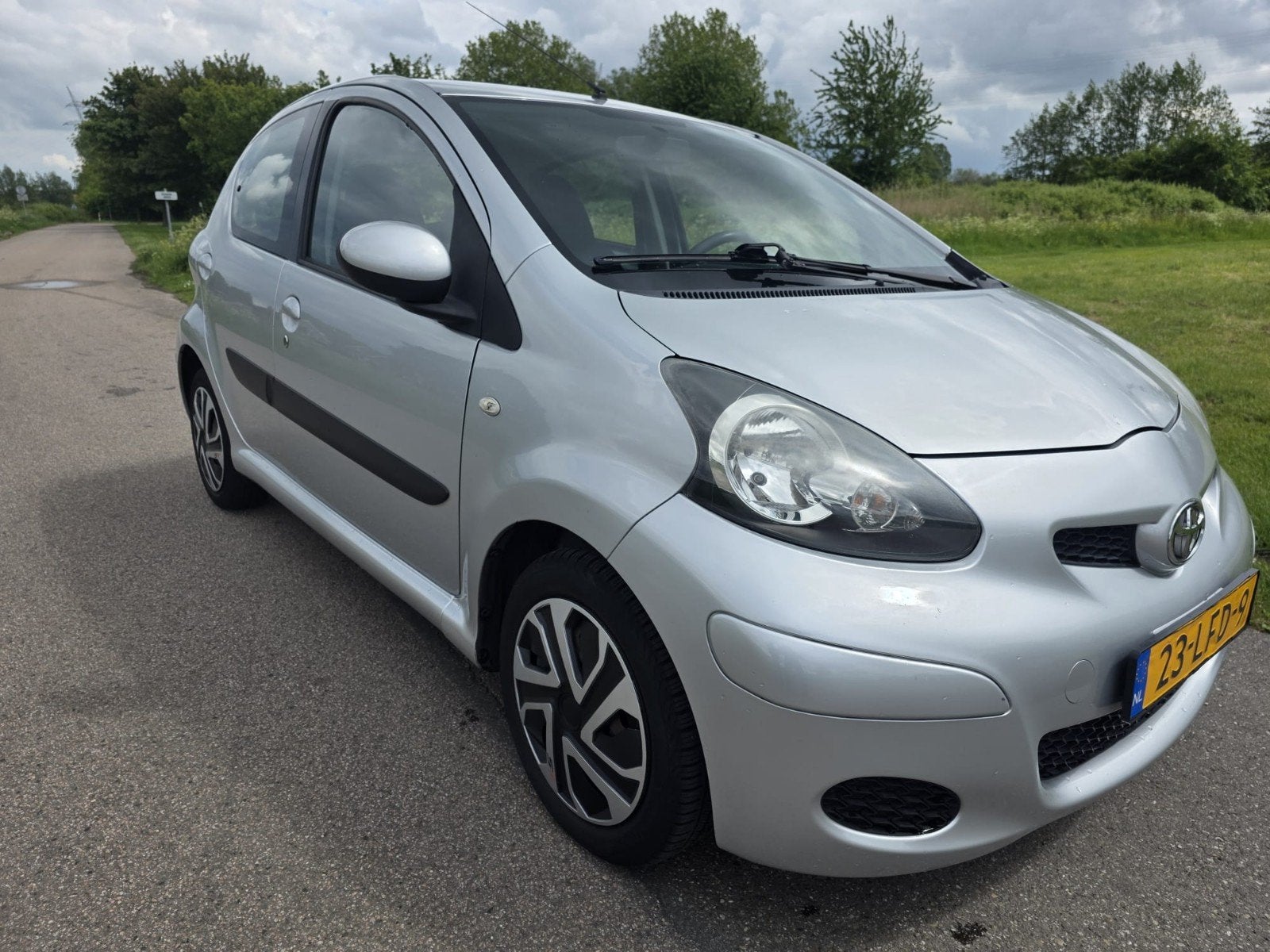 Toyota Aygo 1.0 12V Vvt-i 5DRS 2010 Grijs, Auto's, Toyota, Voorwielaandrijving, Stof, 4 stoelen, 68 pk