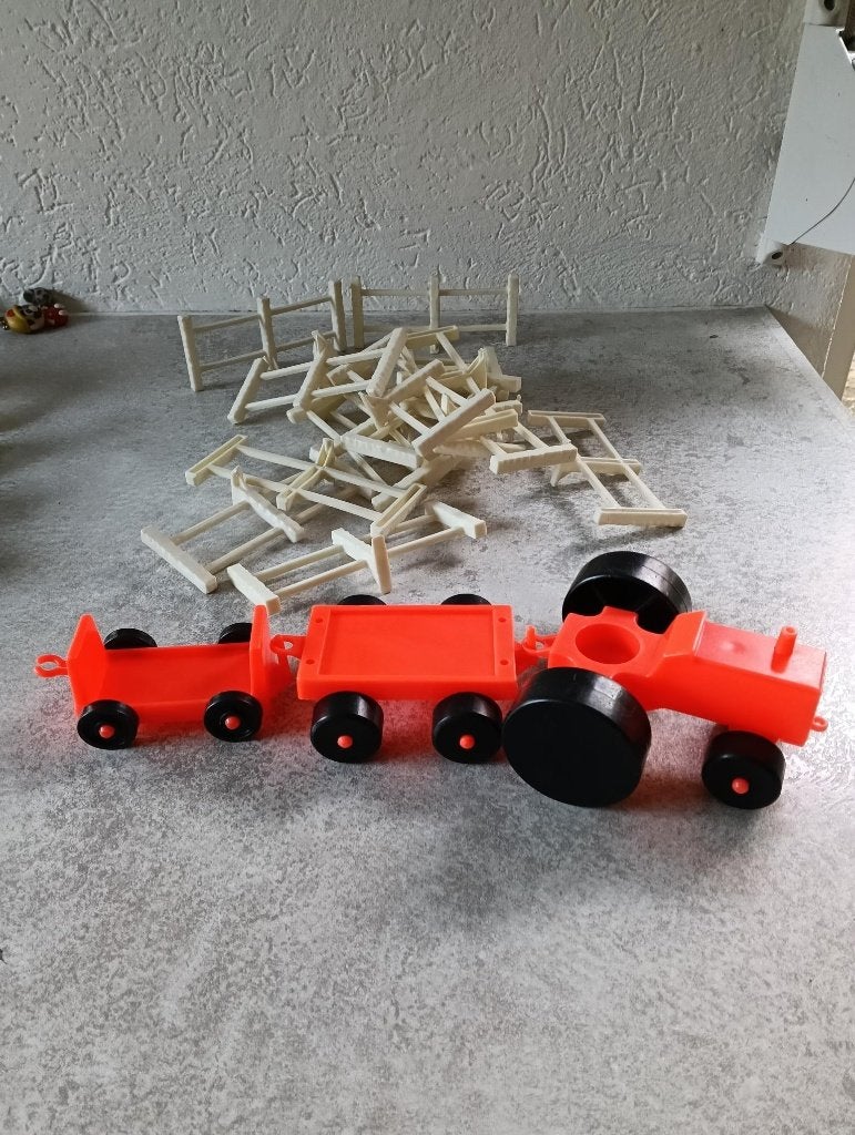 Speelgoed tractor met aanhangwagens en veel hekjes, Ophalen of Verzenden, Zo goed als nieuw