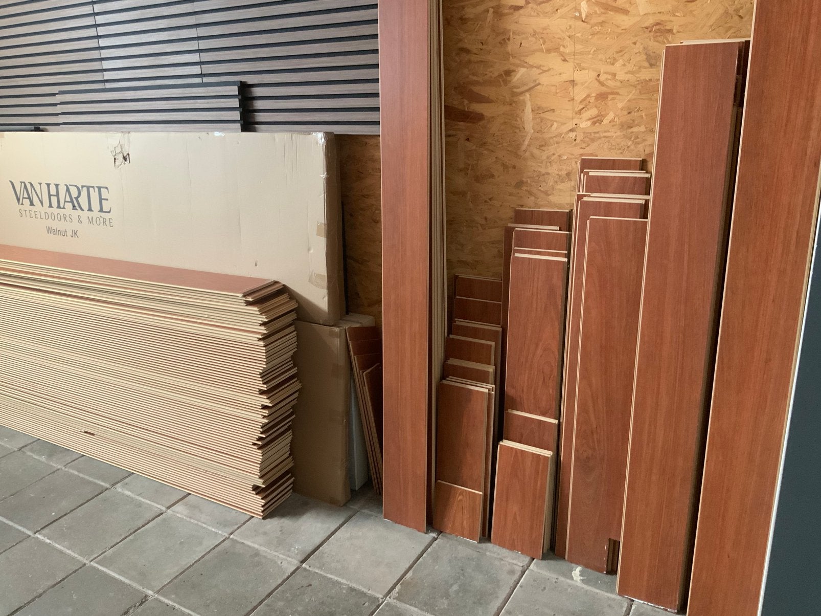 Laminaat. Zware kwaliteit., Ophalen, Bruin, Zo goed als nieuw, 25 tot 50 m²