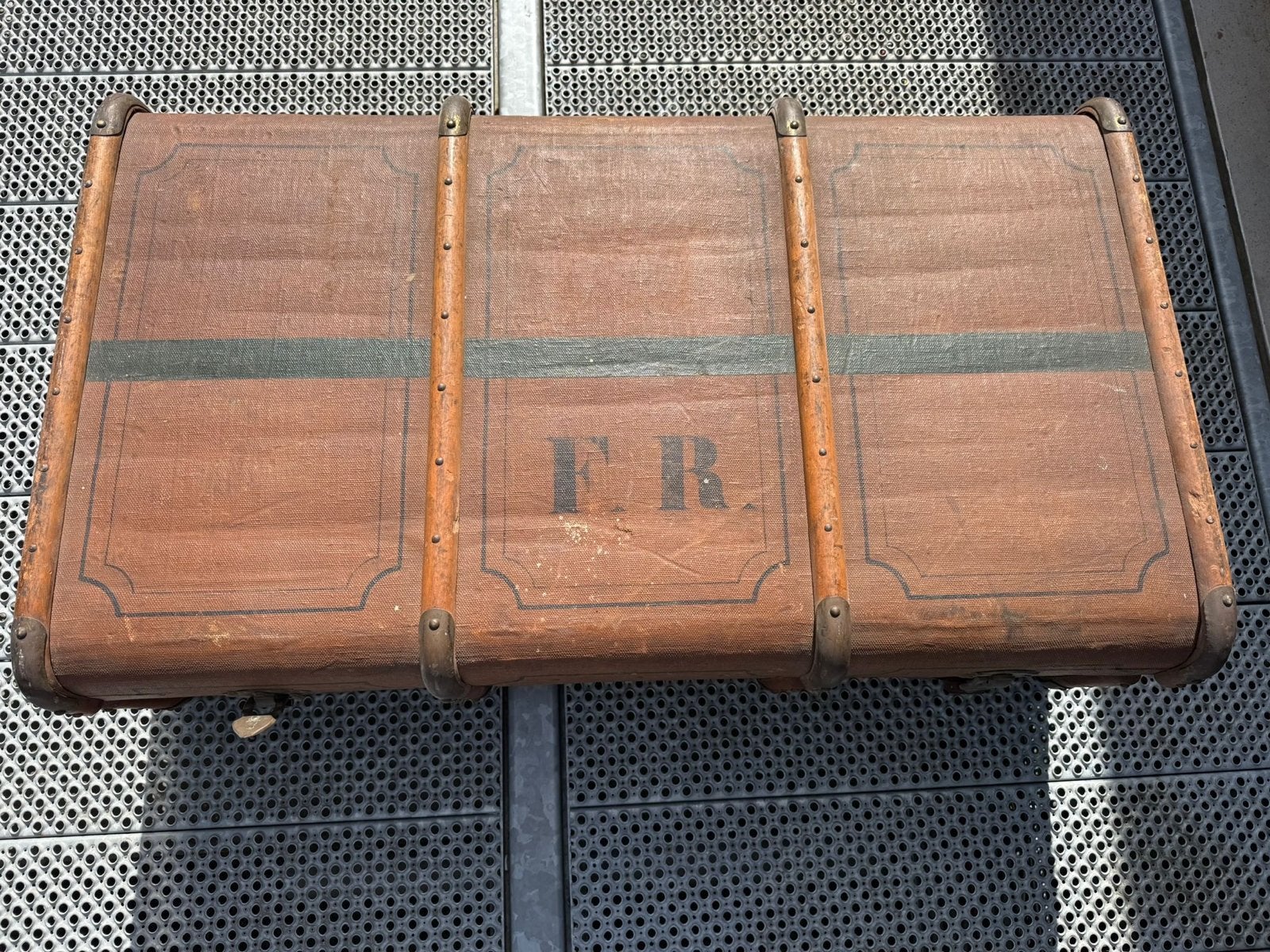 Antieke koffer met metalen beslag, Ophalen