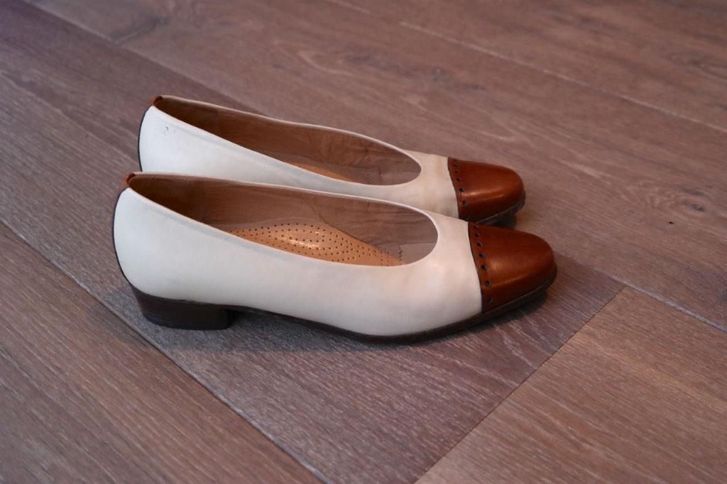 Italiaans handgemaakt kalfsleer schoentje roomwit/bruin mt36, Schoenen met lage hakken, Overige kleuren, Ophalen of Verzenden