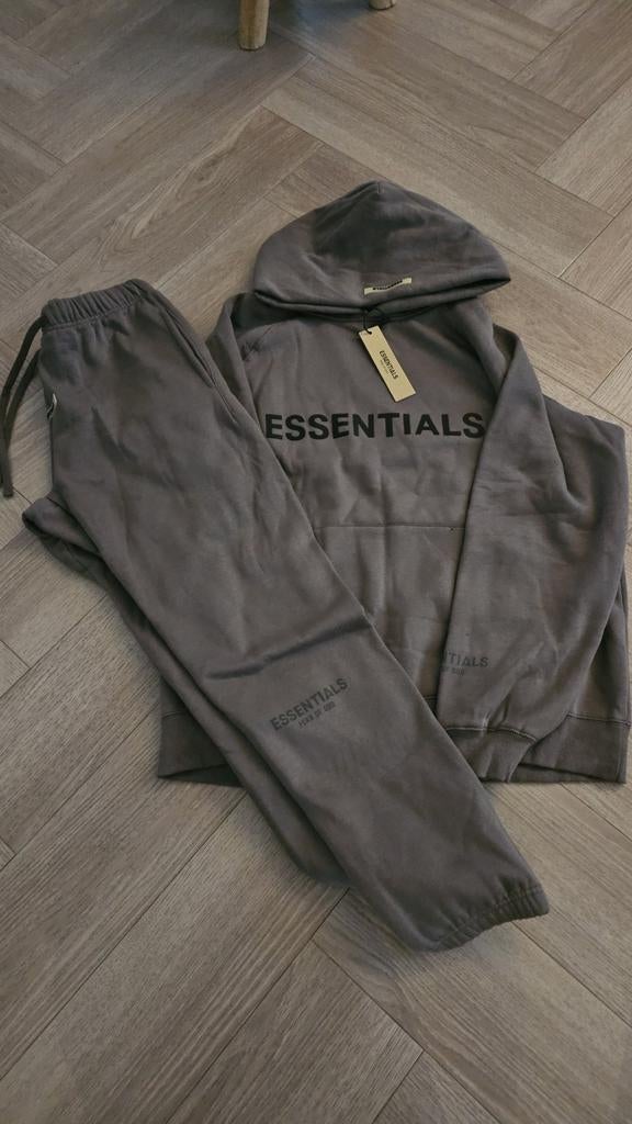Essentials Tracksuit Maat L - Nieuw met prijskaartje, Kleding | Heren, Overige Herenkleding, Verzenden, Nieuw, Essentials