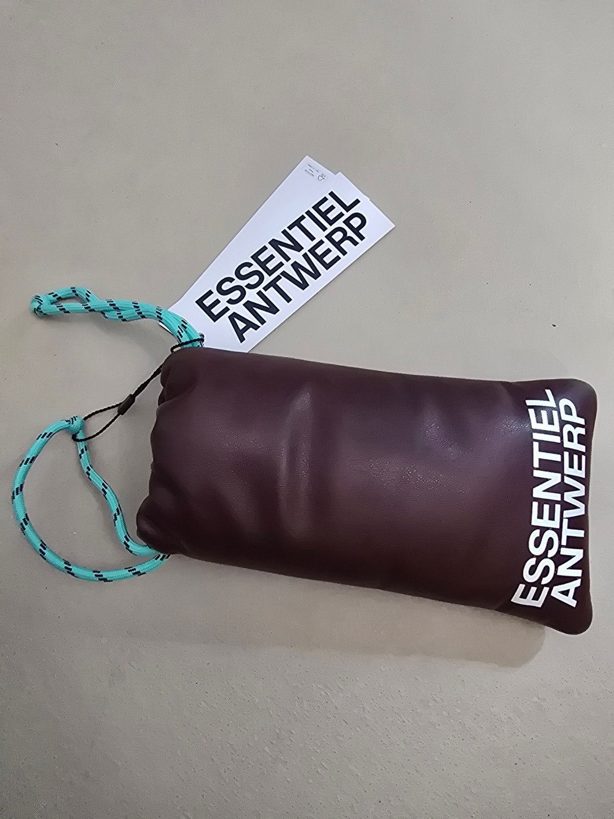 Tasje voor (zonne)bril van Essentiel Antwerp. Nieuw., Sieraden, Tassen en Uiterlijk, Ophalen of Verzenden, Nieuw, Groen, Ogen