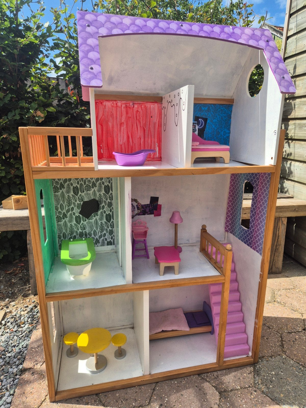 Groot houten poppenhuis met meubels, Kinderen en Baby's, Speelgoed | Poppenhuizen, Gebruikt, Poppenhuis, Ophalen