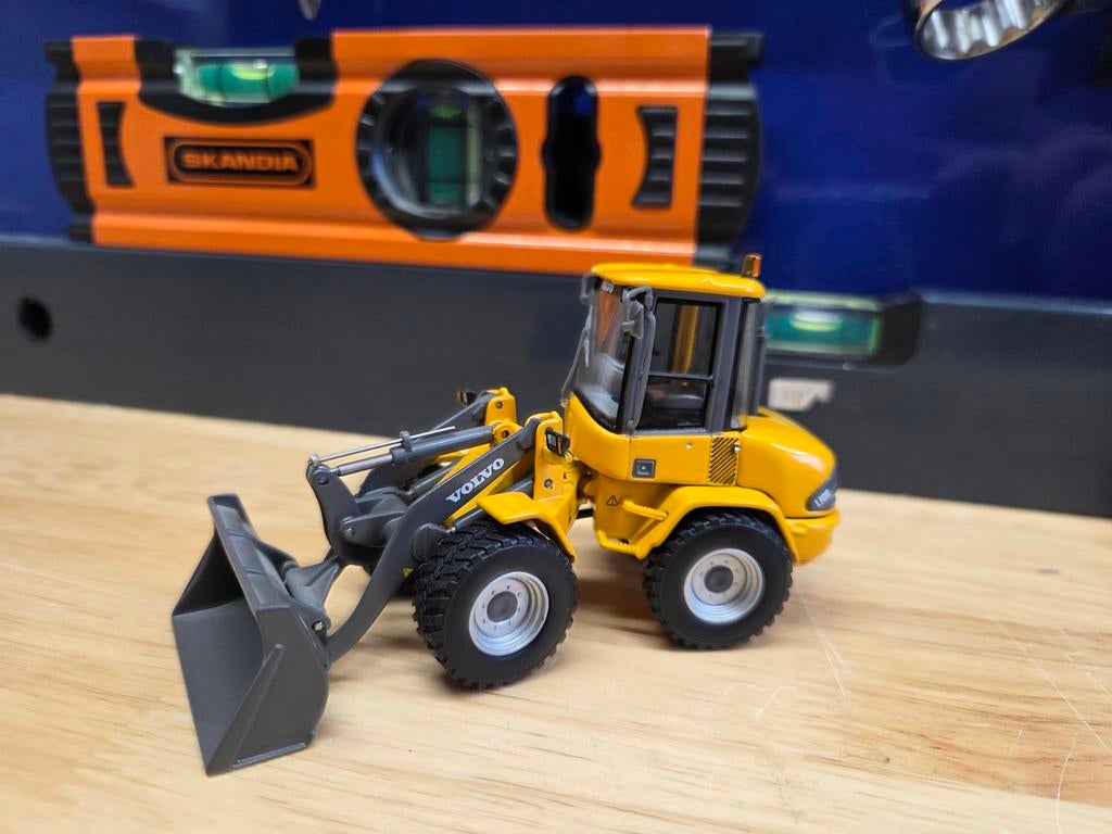 Volvo Shovel L30B Motorart 1:50 Nzg Conrad, Ophalen of Verzenden, Zo goed als nieuw, Hijskraan, Tractor of Landbouw, Overige merken