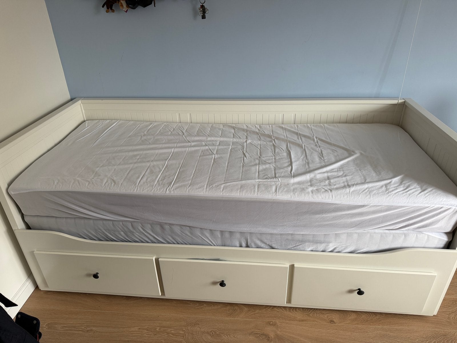 Ikea hemnes bed uitschuifbaar met 2 matrassen, Huis en Inrichting, Ophalen, Wit, Tweepersoons, Zo goed als nieuw