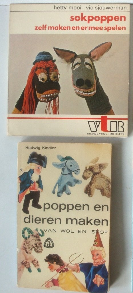 2 oude boekjes over poppen maken, samen voor € 1,75, Boeken, Hobby en Vrije tijd, Ophalen of Verzenden, Zo goed als nieuw, Borduren en Naaien