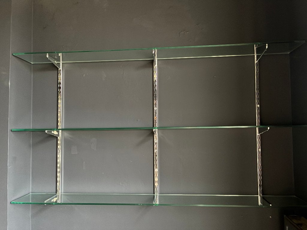 Wandsysteem met glazen schappen, Ophalen