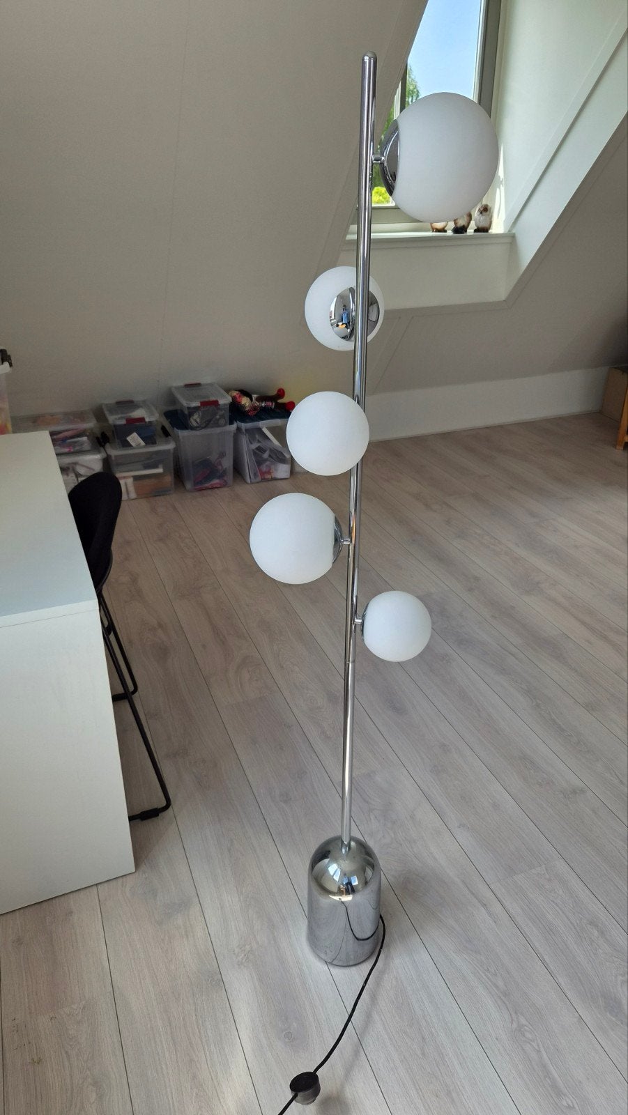Moderne vloerlamp met 5 opalen glazen bollen, Huis en Inrichting, Lampen | Vloerlampen, Ophalen, Overige fittingen, Zo goed als nieuw