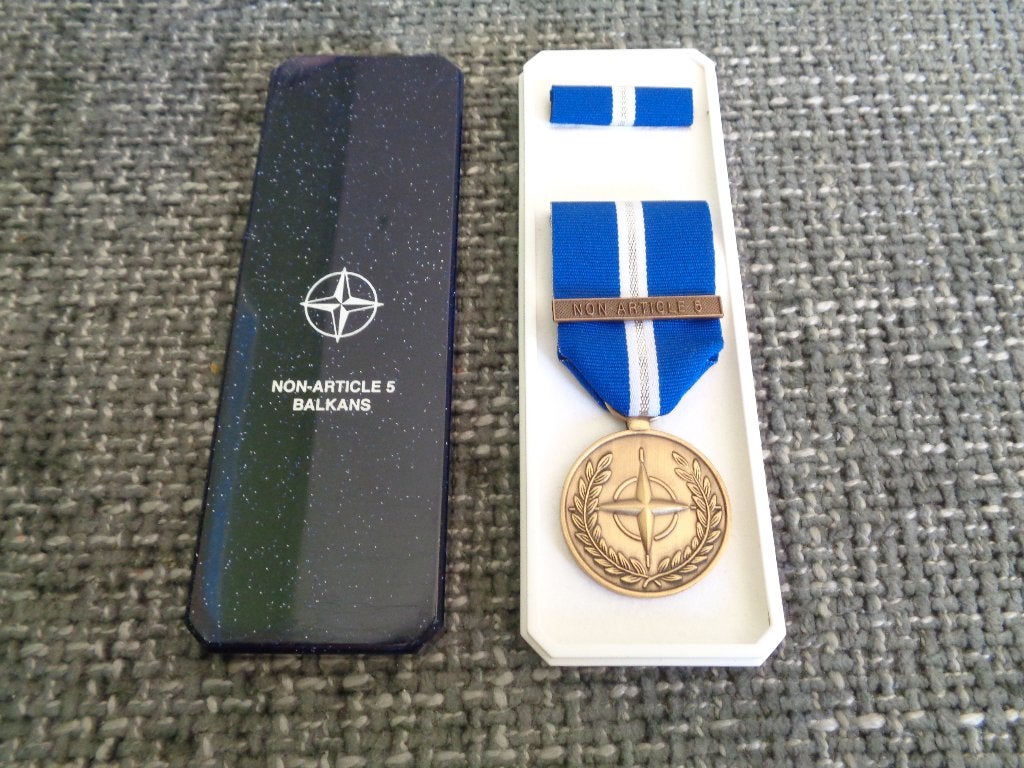 Medaille NATO Non-article 5 leger in doosje met baton, Verzenden, Landmacht, Overige gebieden, Lintje, Medaille of Wings