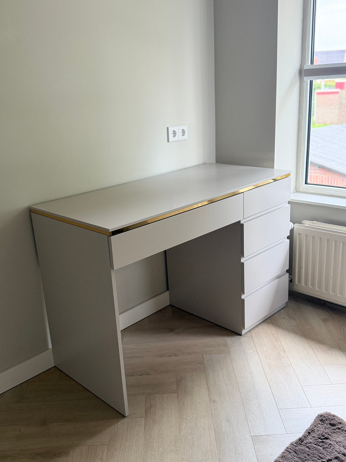 Beige bureau met 5 lades en goudkleurige details, 120 cm, Ophalen of Verzenden, Zo goed als nieuw, 55 cm